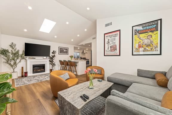 Laurel Canyon 2BR Modern | Remote work friendly